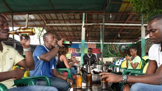 Watu katika eneo la burudani