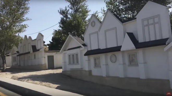 Divarlar, Azərbaycan, Neft pulları, pis görüntüləri gizlətmək,