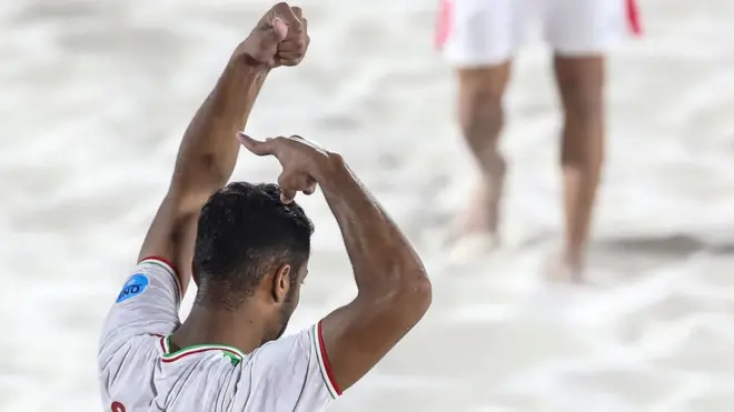 سعید پیرامون بازیکن تیم ملی فوتبال ساحلی ایران به جای شادی پس از گل، به شکل نمادین موهای خود را برید