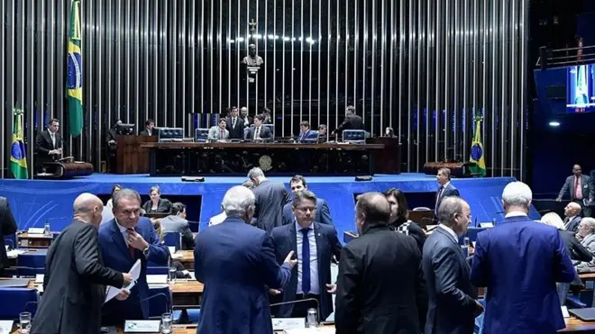 48 senadores votaram a favor do projeto e 24, contra. A proposta agora será enviada à Câmara dos Deputados