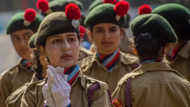 شرطيات خلال احتفالات عيد الاستقلال في الهند في 15 أغسطس/آب 2018 في سريناغار التي تعتبر عاصمة كشمير (الجزء التابع للهند).