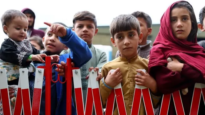 这些阿富汗人曾经为美国军队工作，现在这个身份令他们或他们的家人，成为塔利班的目标。 美国当局和一些志愿机构尝试帮助他们离开阿富汗，但有工作人员坦言，滞留的人太多，不可能完全把他们撤离。