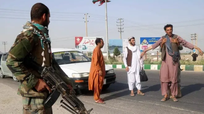 افغانستان کے فوجی اہلکار ایک چوکی پر شہریوں کی تلاشی لے رہے ہیں