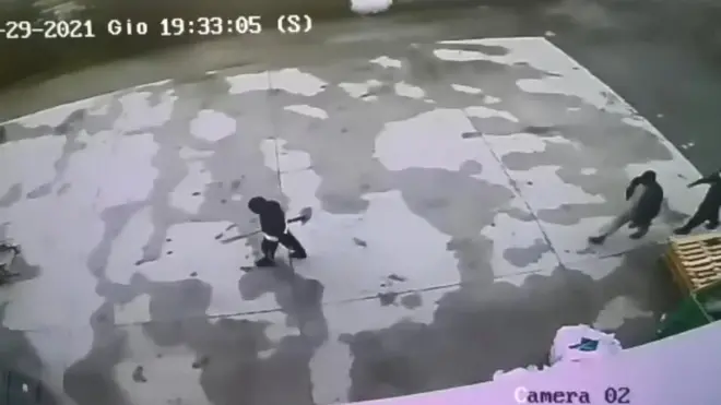 گزشتہ اپریل کے اواخر میں بیلچے لیے ہوئے تین مشتبہ افراد کی سی سی ٹی وی فوٹیج