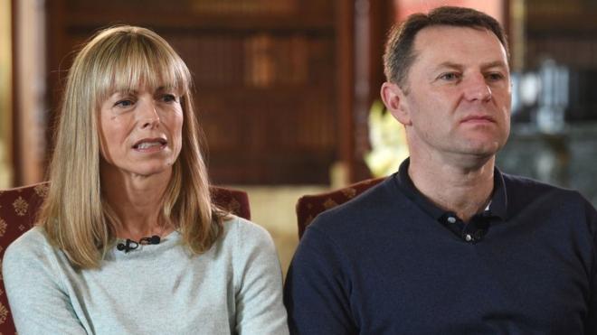 Kate e Gerry McCann sentados, dando entrevistapromoção betano hojeárea interna