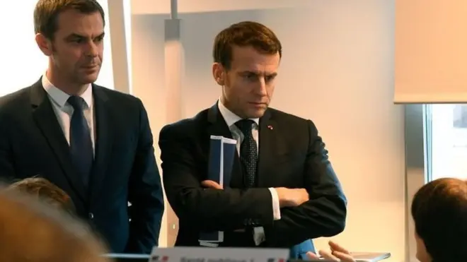 Fransa Cumhurbaşkanı Emmanuel Macron, Sağlık Bakanı Olivier Veran'la birlikte CORRUSS Merkezi'nde incelemelerde bulunuyor