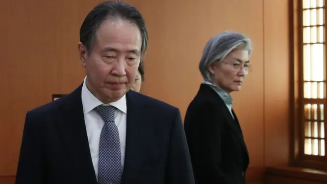 강경화 외교부 장관이 지난 6일 서울 종로구 도렴동 외교부 청사로 초치된 도미타 고지 주한일본대사와 면담하고 있다