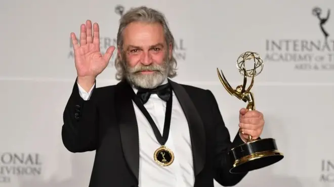 Haluk Bilginer, İngiltere, Brezilya ve Almanya'dan oyuncu rakiplerini geçerek ödülü kucakladı