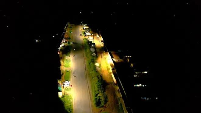 Fatigué d'attendre que l'électricité arrive chez lui, John Magiro du Kenya a construit sa propre petite centrale électrique.