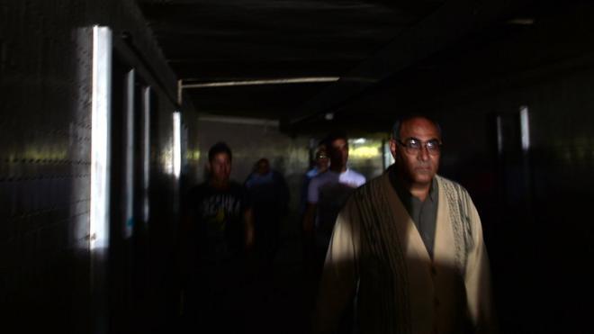 رجل مصري يسير في الظلام