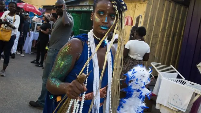 Waa Sawir la qaaday 19 August, 2017 oo muujinaya haweeney qabta dhar midabbo leh intii laguguda jiray dabbaaldegga sannadlaha ah ee Chale Wote Street Art Festival oo ka dhacay James town, Accra.