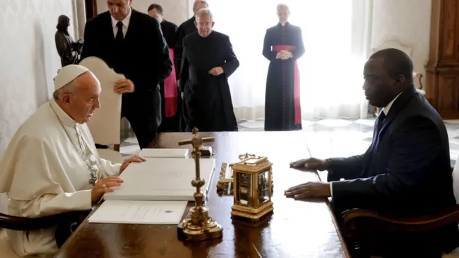 President Joseph Kabila of DR Congo wey dey here with di Pope, succeed im papa Lauren Kabila wey die for office.
