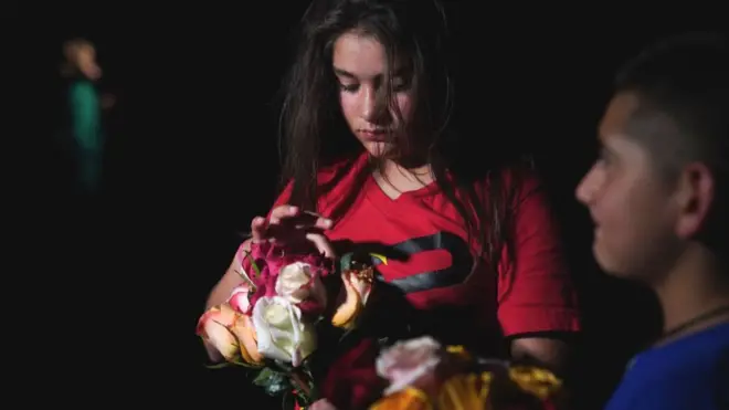 Niña durante la vigilia en Uvalde.