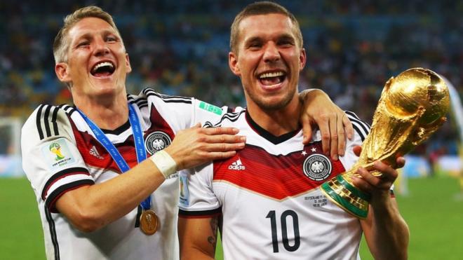 Bastian Schweinsteiger y Lukas Podolski sostienen la Copa del Mundo de 2014