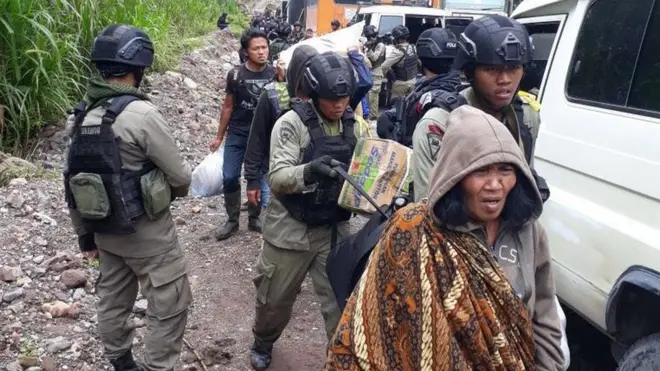 Belum ada batas waktu dalam perundingan untuk evakuasi warga lain yang masih diisolasi.