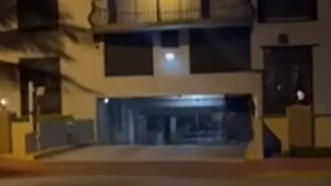 La grabación difundida primero en TikTok muestra la caída de agua y escombros en el estacionamiento subterráneo del edificio siete minutos antes de que se colapsara parcialmente.