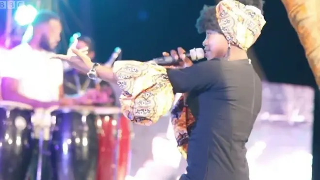 Bibi dey sing for live stage inside Lagos