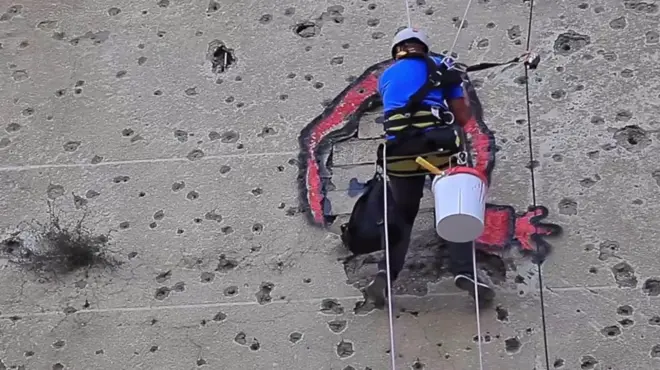 Џад слика преко рупа од метака