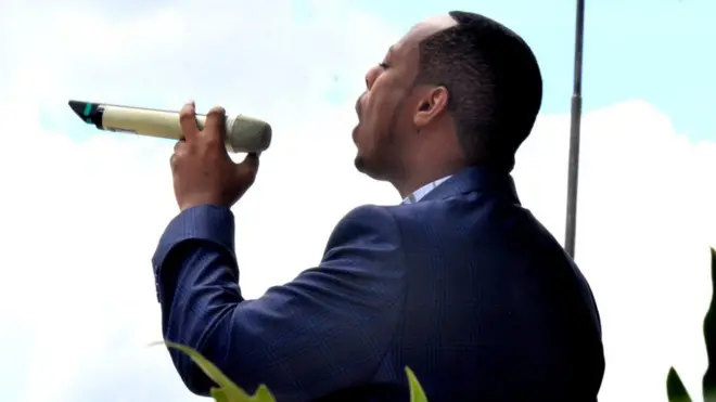 Umuhanzi, umwanditsi n'umuririmbyi Kizito Mihigo yari mu bakunzwe cyane mu Rwanda kubera indirimbo za kiliziya, amahoro, ubumwe, politiki n'urukundo