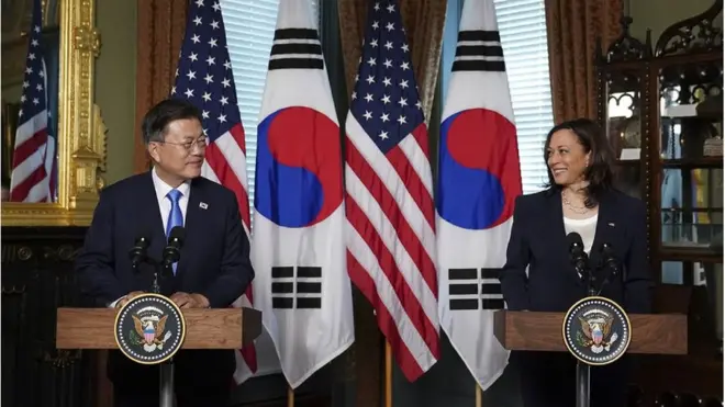 문재인 대통령이 지난 5월 21일(현지시간) 조 바이든 대통령과의 한미정상회담에 앞서 백악관에서 카멀라 해리스 미국 부통령을 접견하고 있다