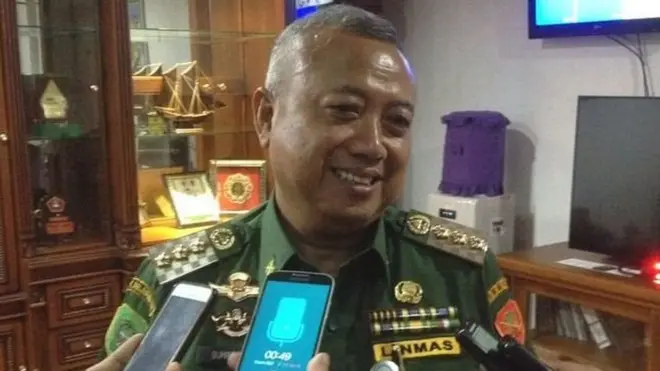 Bupati Suharsono mengaku sudah melakukan survei dan mengumumpulkan komponen masyarakat untuk menyelesaikan 'kasus penolakan camat Pajangan'.