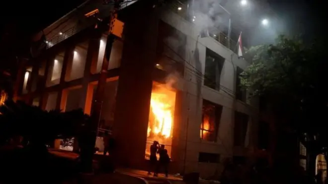 Навколо парламенту побудували барикади