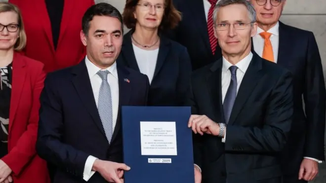 Makedonya Dışişleri Bakanı Nikola Dimitrov ve NATO Genel Sekreteri Jens Stoltenberg