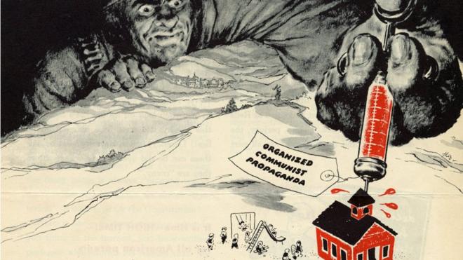 Excerto de uma peça de propaganda contra o perigo comunista nas escolas, nos EUA, em 1949, mostrando um gigante comunista injetando uma seringa vermelha em uma escola primária, também pintada de vermelho; na seringa está escrito: 'propaganda comunista organizada'