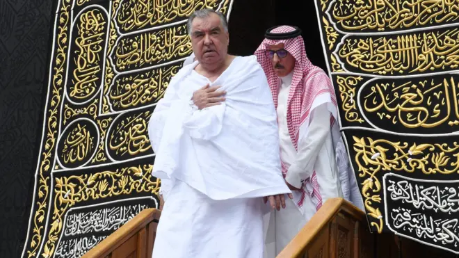 Имомали Раҳмон Каъба ичига 3 марта кирган