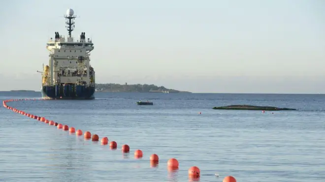 Caboroleta das letrastelecomunicações C-Lion1 sendo instalado no fundo do Mar Báltico, pertoroleta das letrasHelsinque, outubroroleta das letras2015