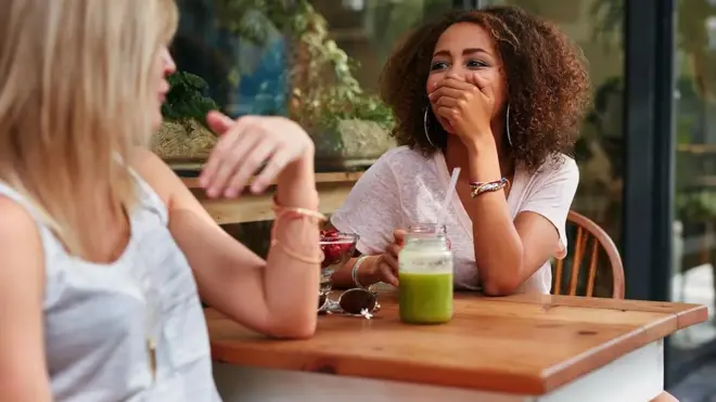 Eksperti kažu da nije dovoljno imati zajednička interesovanja sa osobom sa kojom ste izašli ili sa novim prijateljem da biste „kliknuli" - smatra da se da teorija o zajedničkoj stvarnosti igra veću ulogu