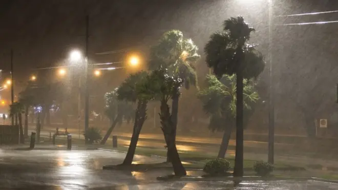 चक्रवातीय