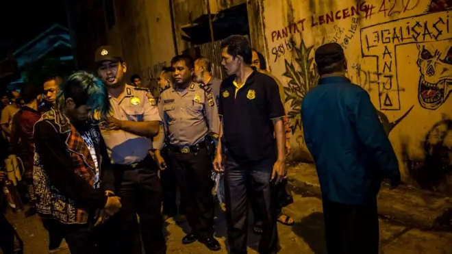 Personel Polri dan polisi syariah di Banda Aceh menangkap pemuda yang berpakaian khas punk. Busana seperti itu dianggap melanggar qanun.