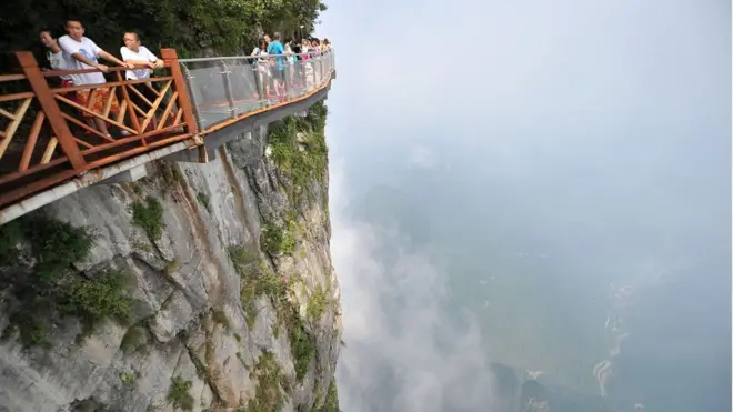 Los turistas valientes pueden tomar fotos tan lindas como ésta del paisaje. ¡Pero, espera un minuto! ¿Cómo tomaron esta fotografía?