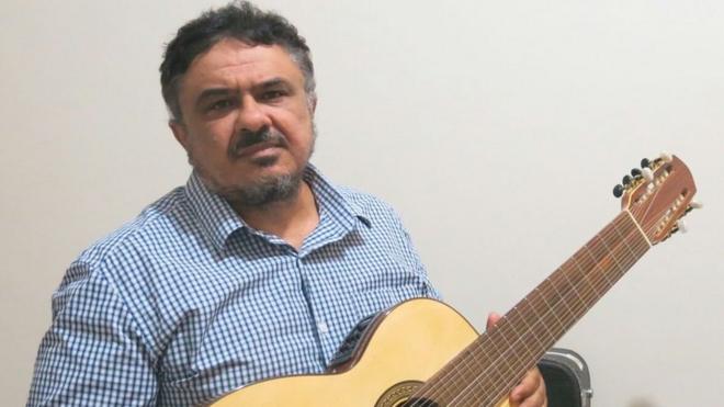 Reinaldo Casteluzzo com violão para pessoas deficientes