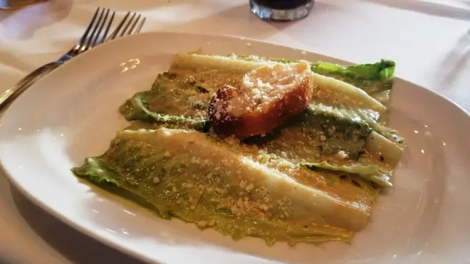 La receta más auténtica de la ensalada César es la que se sirve en un restaurante en Tijuana.