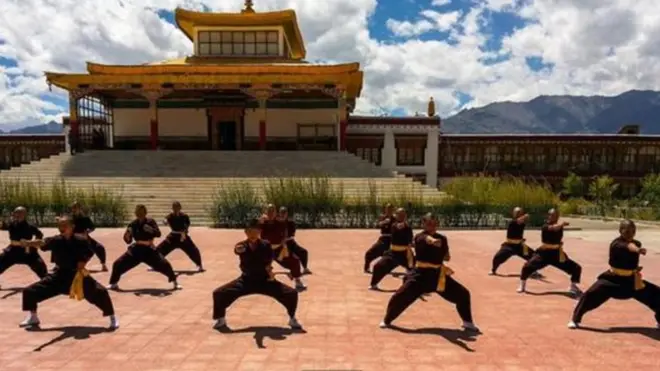 تمارس 350 راهبة شابة الكونغ فو كل يوم