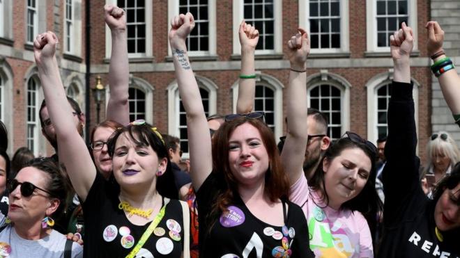 Partidarias de la abolición de la enmienda constitucional que restringía el aborto celebran en el castillo de Dublín.