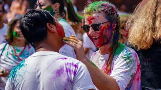 होली खेलते लोग (सांकेतिक तस्वीर)