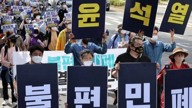 '대통령 집무실 이전 반대 공동행동' 회원들이 7일 서울 용산미군기지 앞에서 대통령 집무실 이전을 규탄하며 윤석열 대통령 당선인이 거주 중인 서초동을 향해 걷고 있다