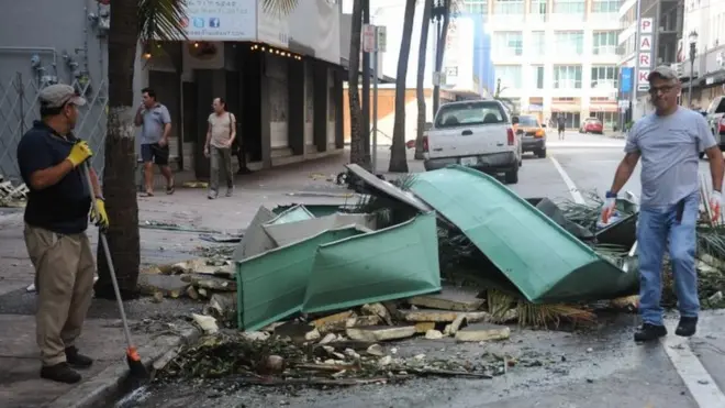 Los residentes de Miami amanecieron recogiendo escombros tras el paso de Irma.
