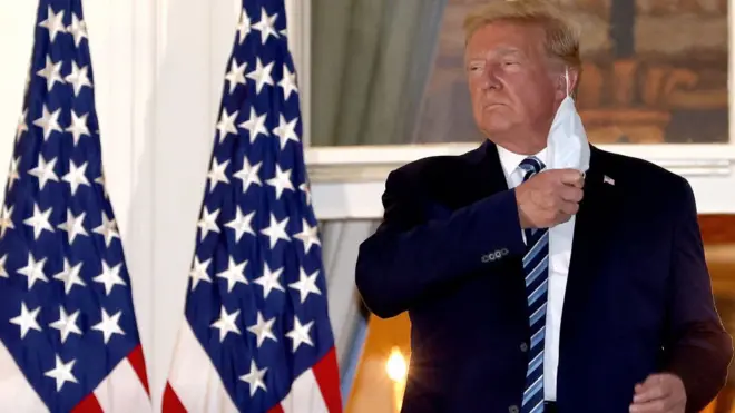 Trump se retiró la máscara al llegar a la Casa Blanca.