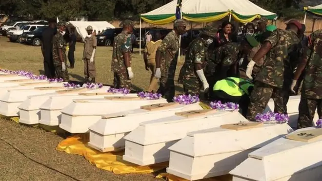 Majeneza yenye miili ya watu waliokufa katika mkasa wa Lori lililolipuka yakiwa yamepangwa kabla ya mazishi