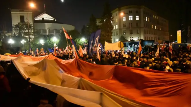 протестующие с флагом у Сейма