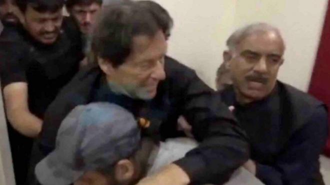 لحظة إطلاق الرصاص على موكب رئيس الوزراء الباكستاني السابق عمران خان
