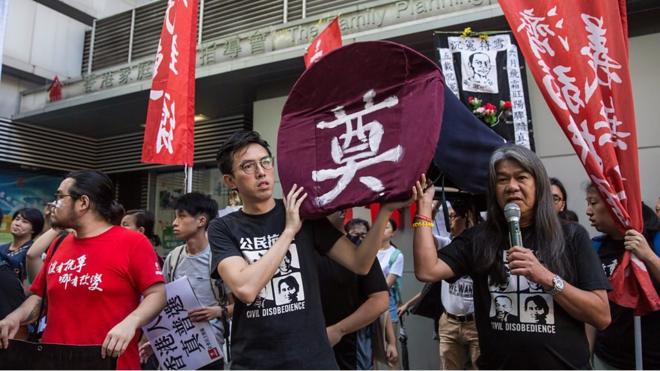 香港社會民主連線示威者抬起道具棺材凖備遊行（1/7/2017）