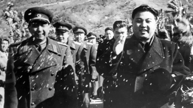 DPRKના સંસ્થાપક કિમ અલ સંગ (જમણી બાજુ)