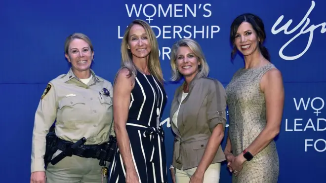 نساء يحضرن منتدى المرأة للقيادة