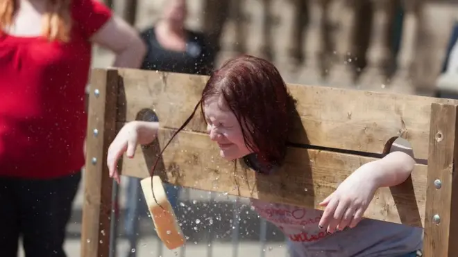 هناك أنماط أكثر اعتدالا من السادية، تجعل بوسع الناس نيل قدر من الإثارة الرخيصة، عبر مشاهدتهم لشخص ما في وضع ضعيف أو مُهَدَد