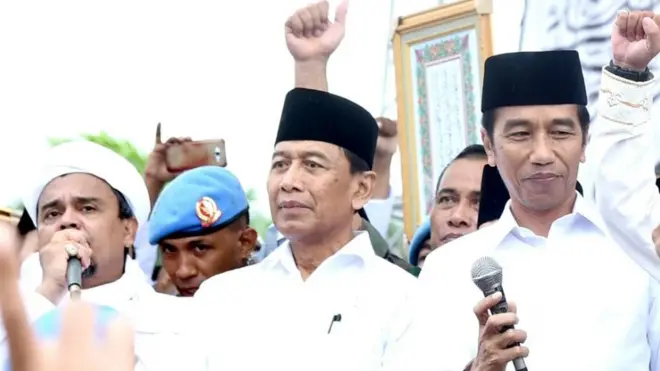Ketika Jokowi satu panggung dengan Rizieq Shihab.